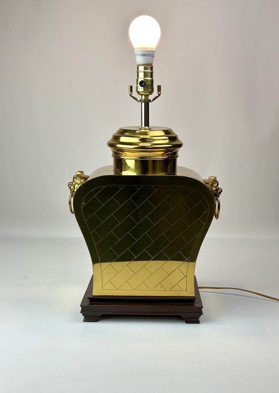 Vtg Hollywood Regency Etched Crisscross Brass Table Lamp Foo Dog Handles 20in